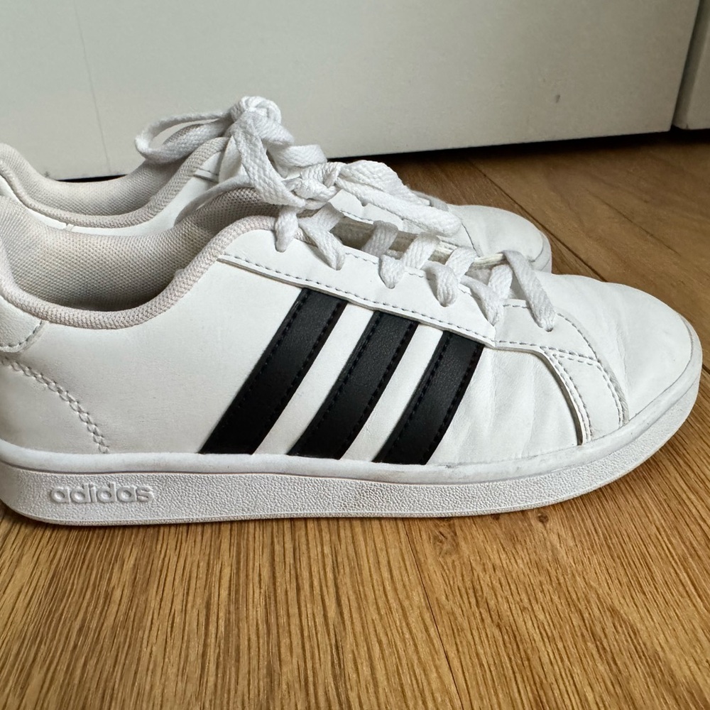 Adidas Little kid White Sneakers with Dark Navy Stripes‎ Sz 1 1/2 in GC